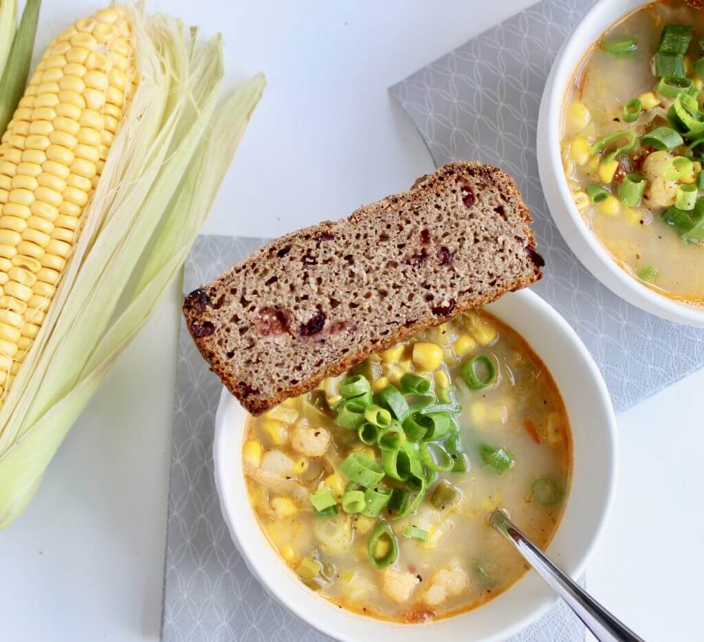 Vegan corn chowder with cauliflower and chili - Easy summer meal