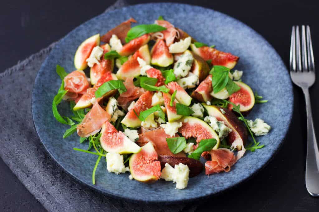 Quick and easy fig salad with prosciutto ham to impress your date in summer time
