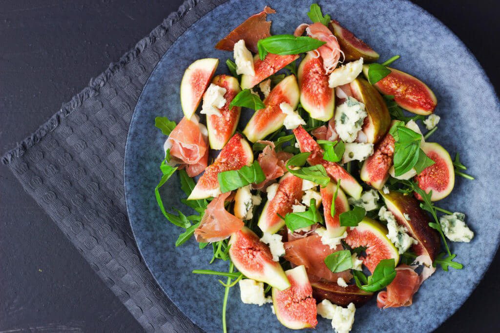 Quick and easy fig salad with prosciutto ham to impress your date in summer time