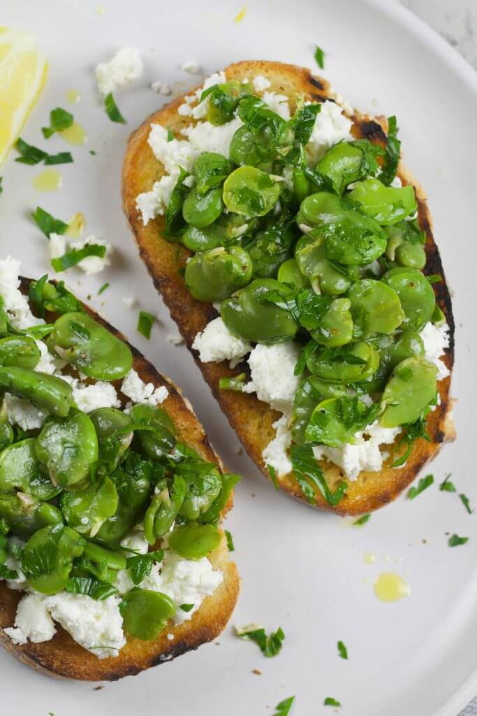 Garlic toast with broad beans and goat cheese that your kids will enjoy in spring and summer time