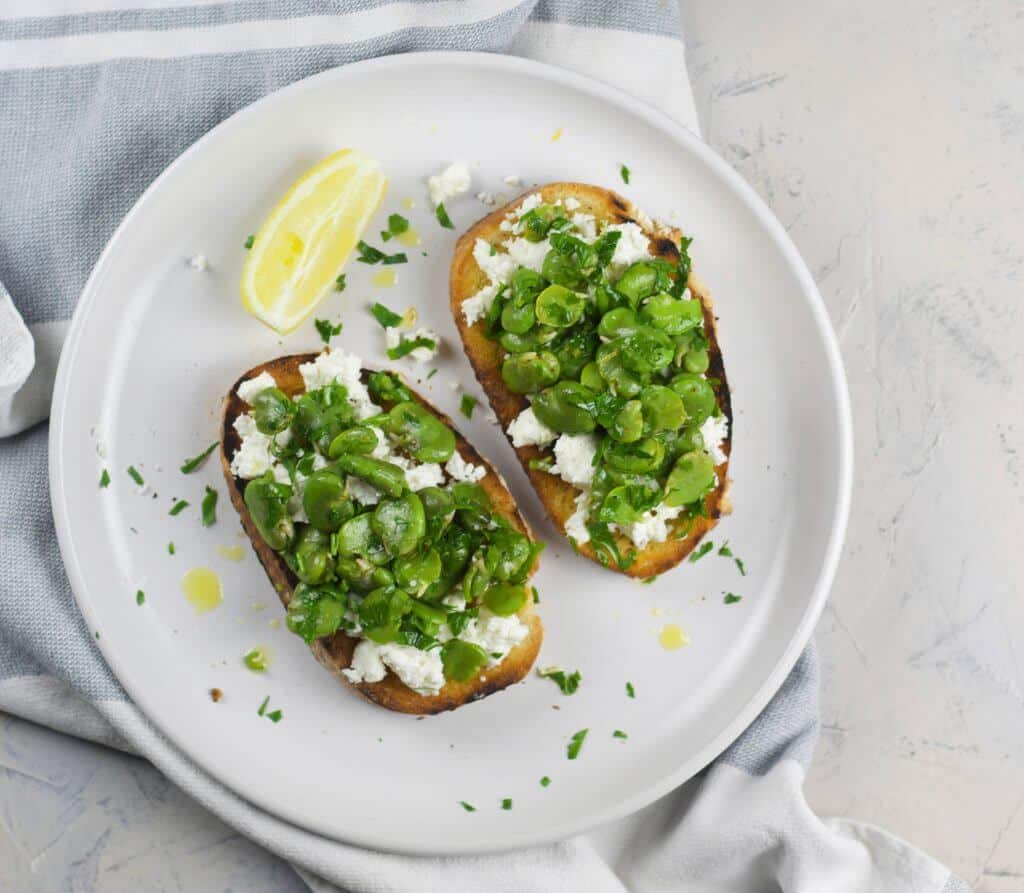 Garlic toast with broad beans and goat cheese that your kids will enjoy in spring and summer time