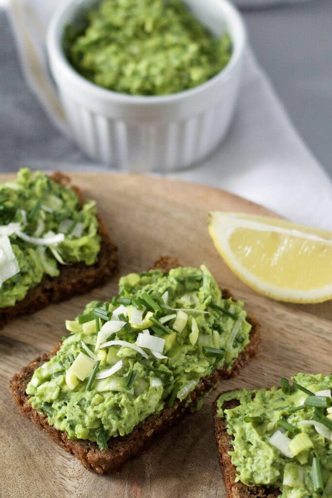 Easy and healthy green spread from peas and leek. (VeGaN)