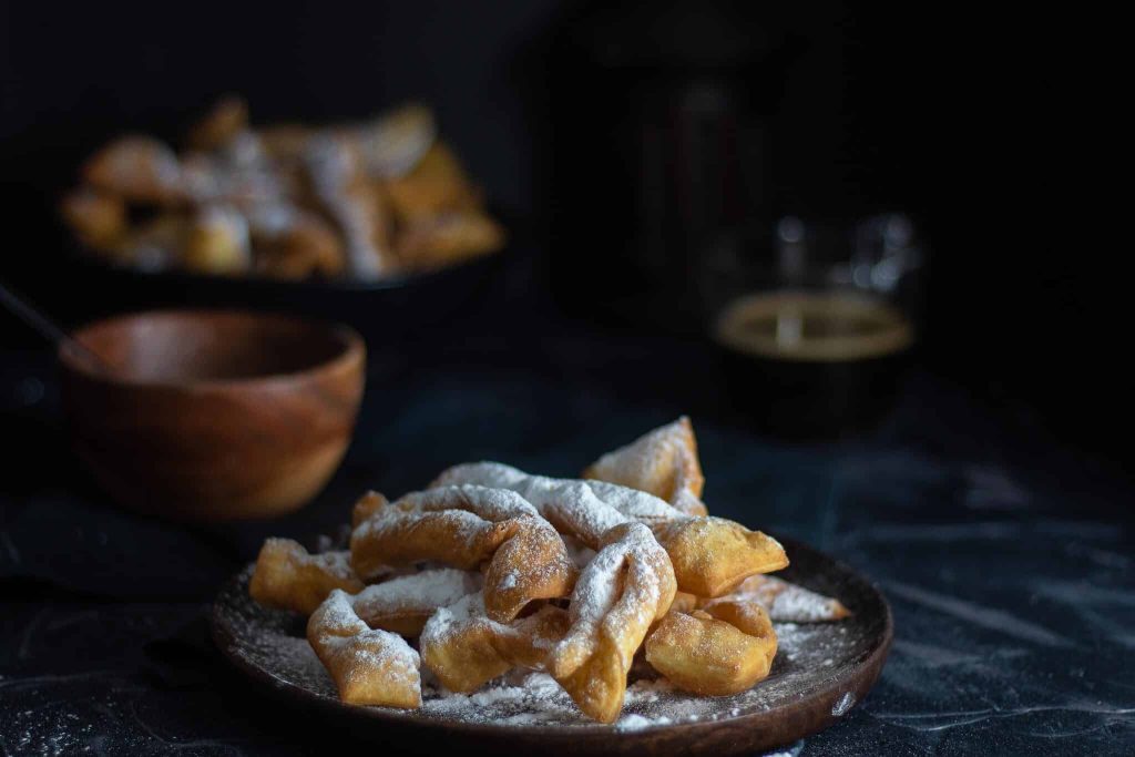 Polish Faworki - Delicious and easy traditional Polish dessert for "fat Thursday". (Fánk, fánky) 1 Faworki, a very traditional Polish dessert. (Fánk, fánky)