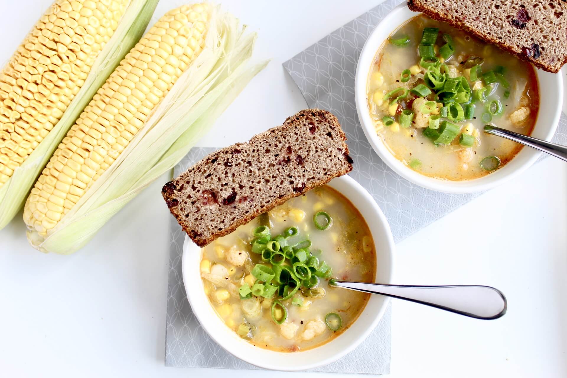 Vegan corn chowder with cauliflower and chili - Easy summer meal