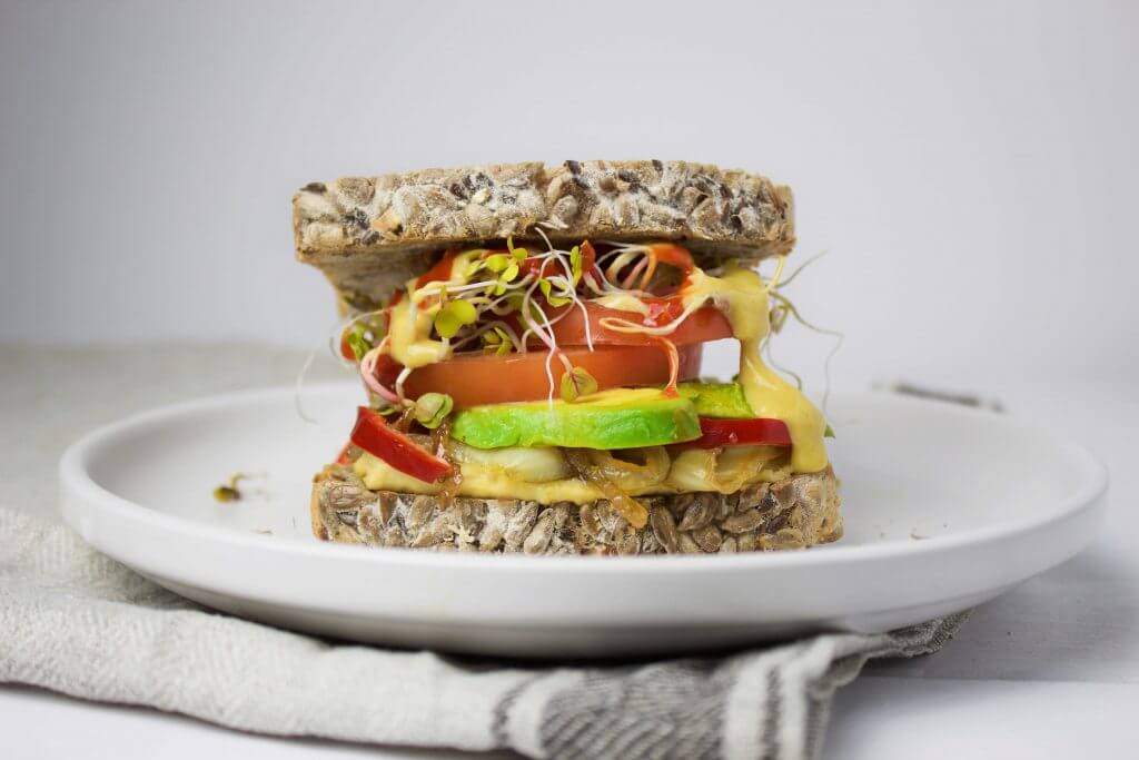 Perfect spicy Sandwich with avocado and hummus (VeGaN) 1 Perfect spicy Sandwich with avocado and hummus (VeGaN)