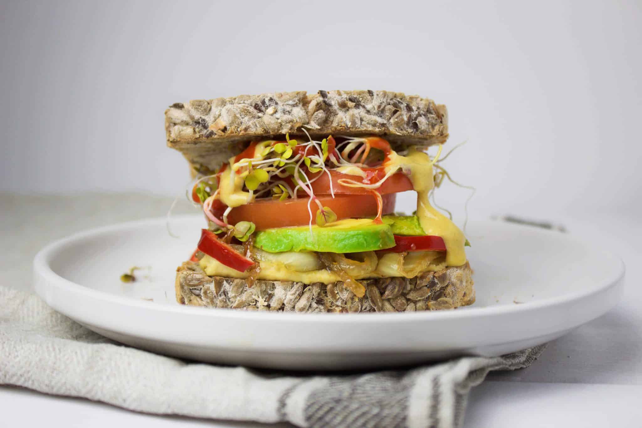 Perfect spicy Sandwich with avocado and hummus (VeGaN)