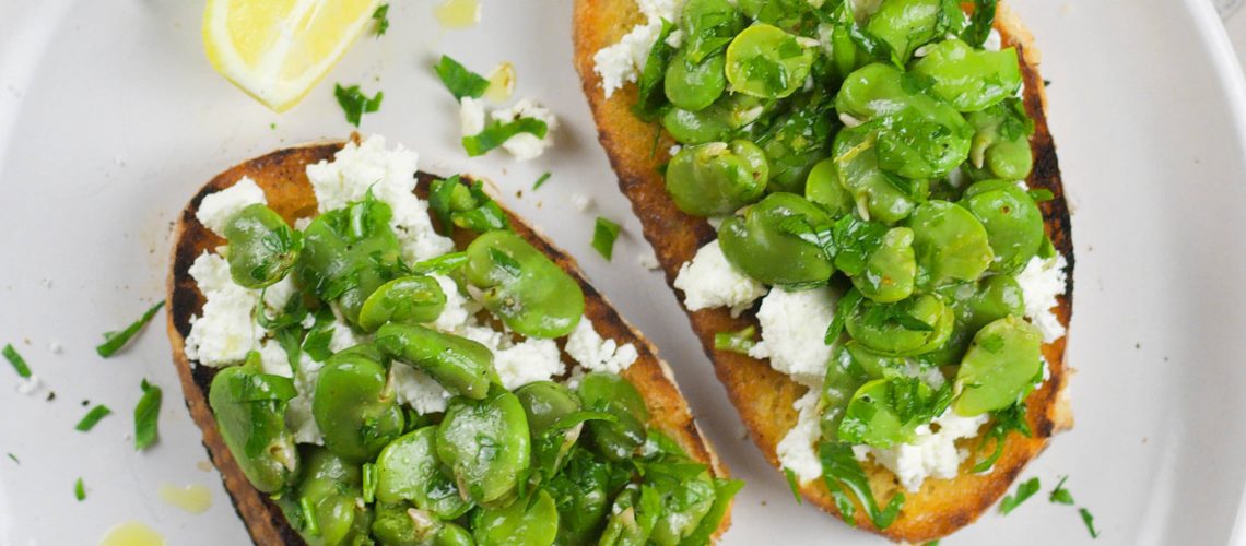 Garlic toast with broad beans and goat cheese