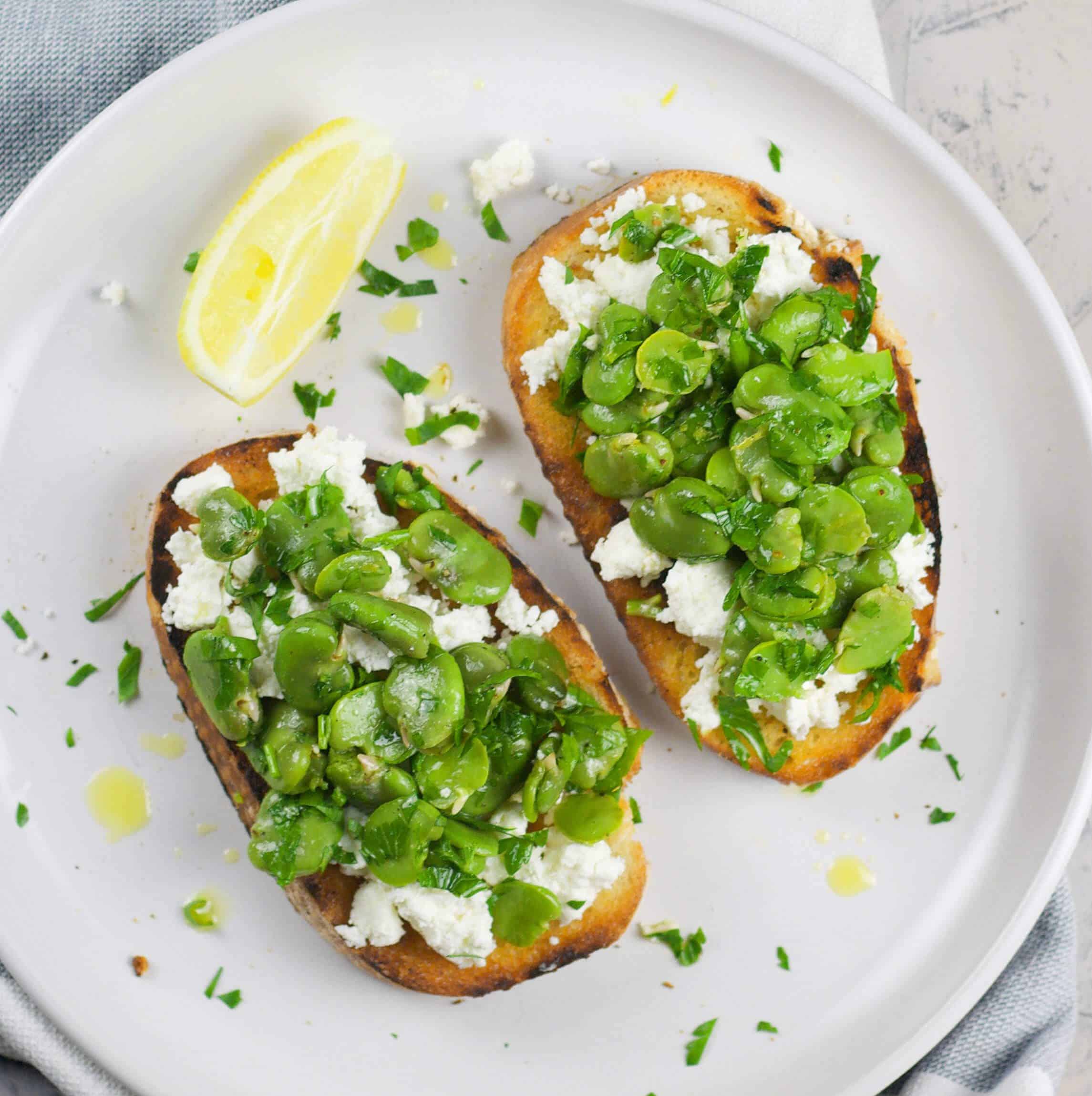 Garlic toast with broad beans and goat cheese