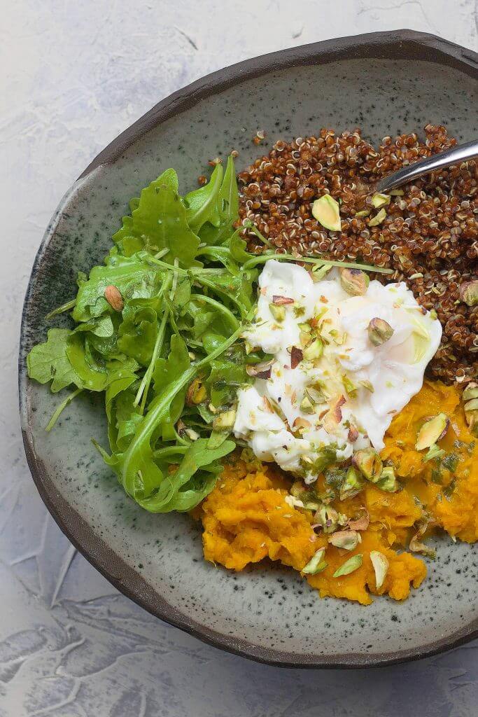 Amazing bowl with red quinoa (sweet potato, poached eggs and lemon dressing)