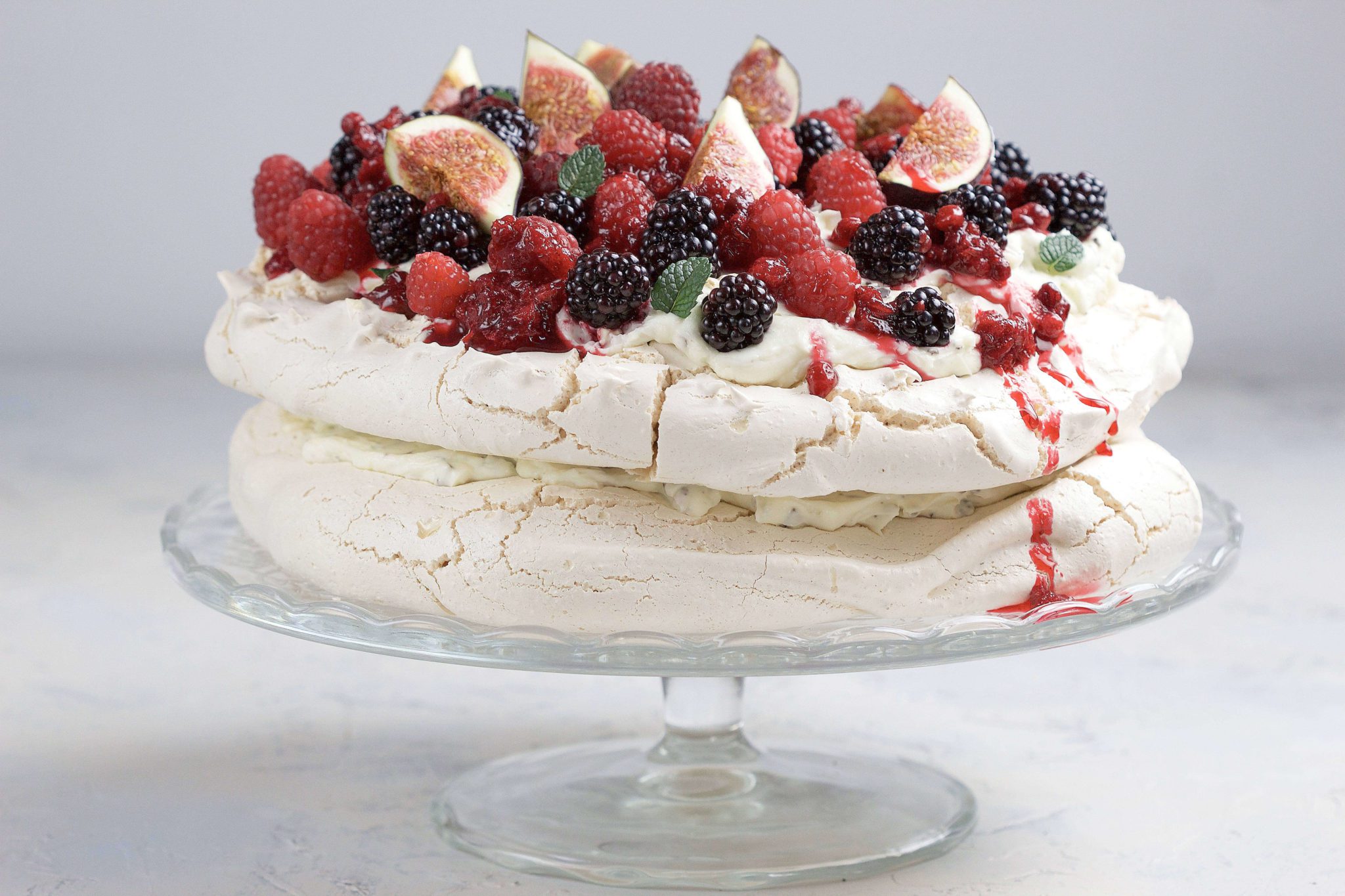 The best pavlova meringue with fresh berries and stracciatella ​cream.