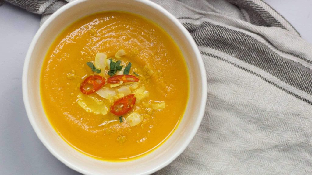 Carrot, sweet potato and red chili pepper soup to warm you up [VeGaN]