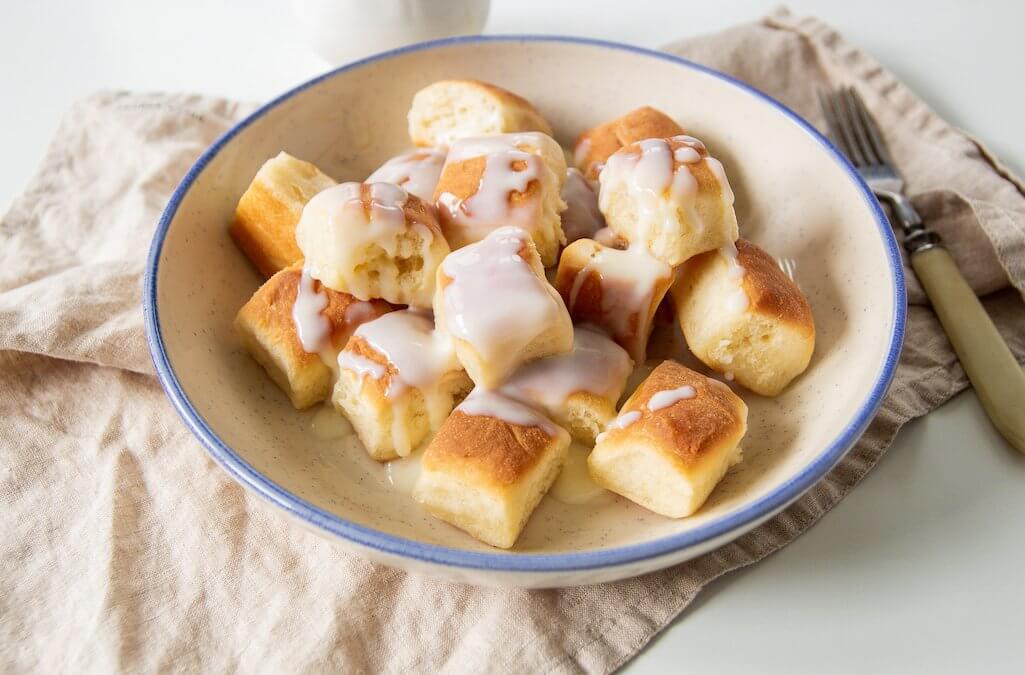 Mini yeast buns with a creamy custard sauce for your kids to enjoy as a perfect treat. (dukatove buchticky)