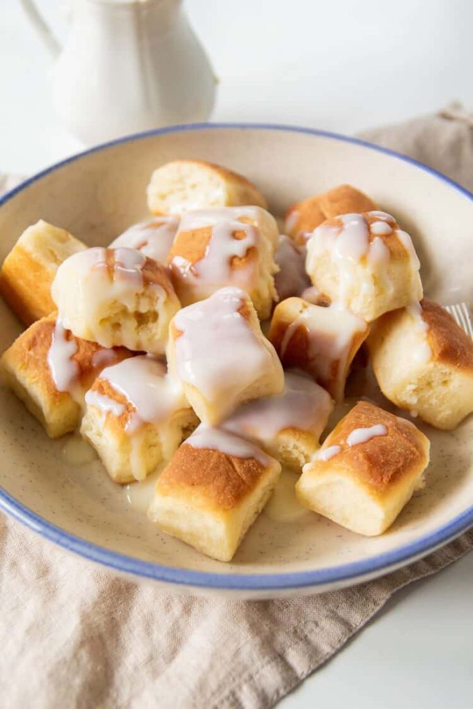 Delicious mini yeast buns with a creamy custard sauce.