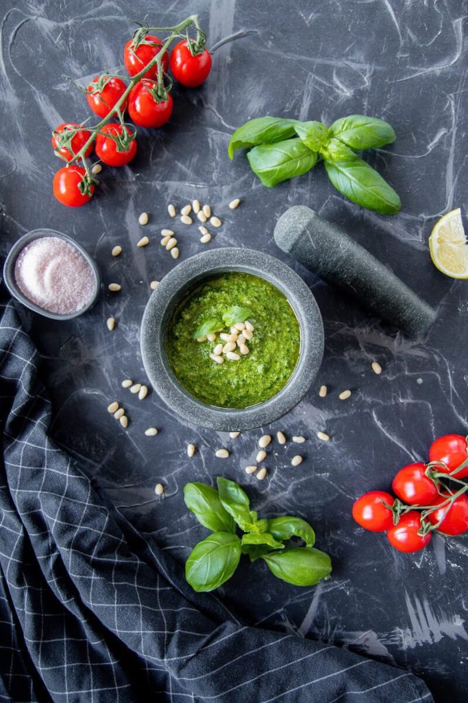 The simplest vegan basil and pine nuts pesto. Delicious and ready in just 5 minutes. 2