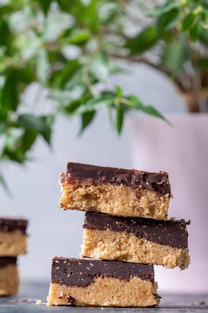 Vegan peanut butter bars. No-bake, easy and delicious. 3 Vegan peanut butter bars. No-bake, easy and delicious. 2